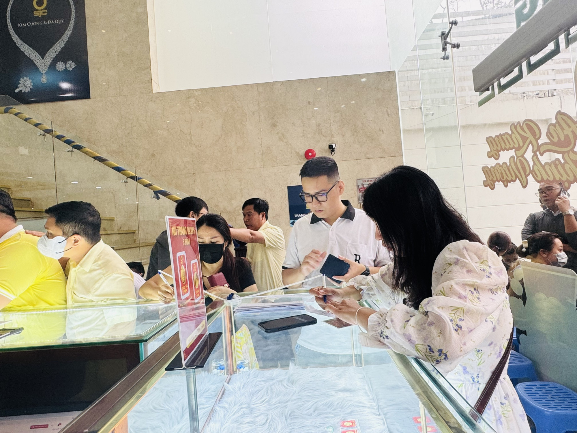 Giá vàng trong nước giảm mạnh - Ảnh: Thanh Hoa