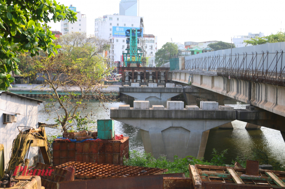 Dự án nâng cấp, mở rộng Cầu Vỹ Dạ và đường kết nối khu đô thị An Vân Dương được khởi công từ tháng 7/2021, với tổng mức đầu tư hơn 109 tỷ đồng. Dự án do Công ty cổ phần 479 Hòa Bình thi công từ tháng 7/2021, theo kế hoạch sẽ hoàn thành vào tháng 6/2024. Đến nay, khối lượng thi công mới đạt khoảng 71%, chậm tiến độ kéo dài.