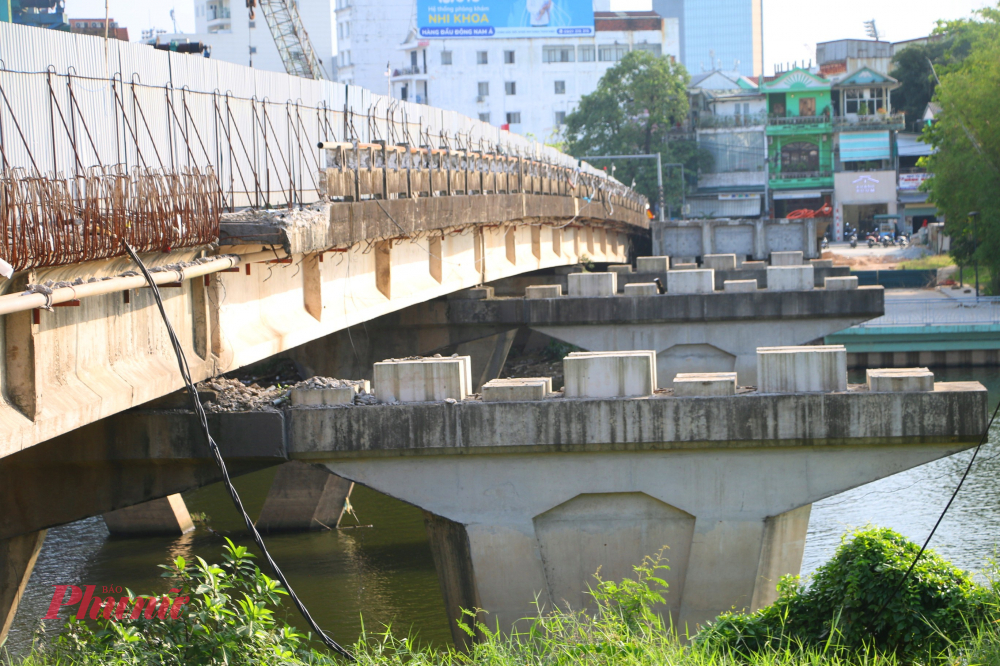 Điều đáng nói từ đầu tháng 3/2026 đến nay theo ghi nhận của phóng viên Báo Phụ nữ TP HCM  Đáng chú ý, từ sau Tết Nguyên đán 2026 đến nay, công trường gần như “đóng băng” không có công nhân thi công tại các hạng mục cầu Vỹ Dạ và cầu Như Ý.