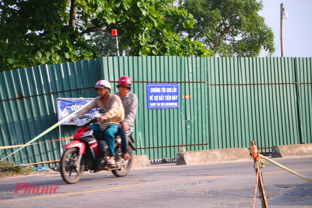 . “Vướng mắc của dự án cầu Vĩ Dạ hiện nay là nhà thầu đang khó khăn về mặt tài chính. Do đó, họ chậm trễ trong việc thi công, cụ thể là còn 14 dầm chưa đúc, 7 nhịp dầm chưa lao. Bên phía Công ty 479 thay đổi lãnh đạo cùng khó khăn về tài chính và rất nhiều lý do, nhưng chiếu theo quy định của luật họ đã vi phạm. Ban Quản lý đang xử lý theo cách vi phạm hợp đồng”, ông Bắc nêu giải pháp.