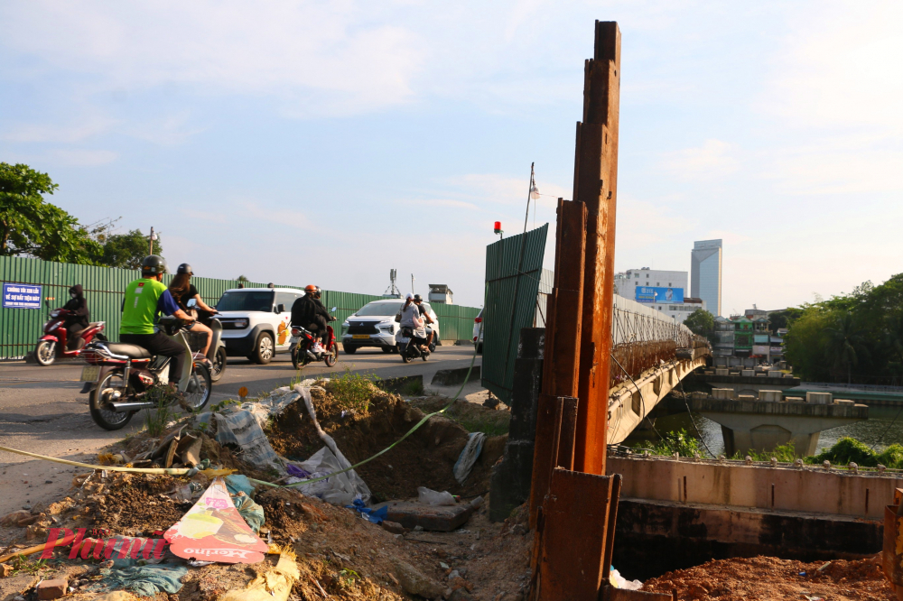 Chỉ huy trưởng công trường thường xuyên vắng mặt, không tham gia các buổi kiểm tra tiến độ hàng ngày với chủ đầu tư và đơn vị tư vấn giám sát. 