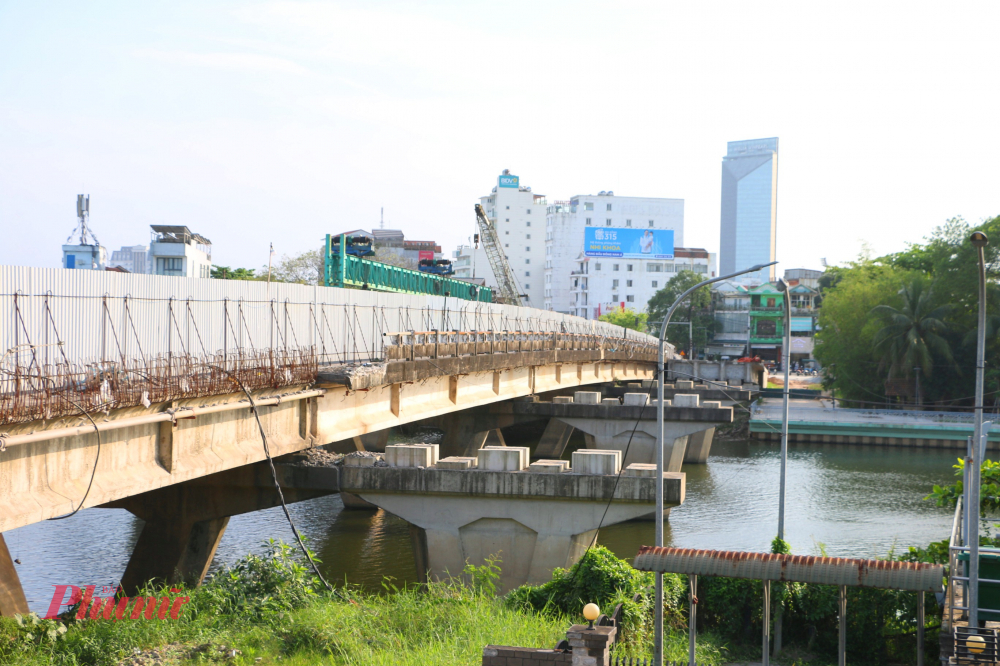 Điều này khiến việc điều hành thi công và xử lý các vấn đề phát sinh tại công trường gặp nhiều khó khăn.