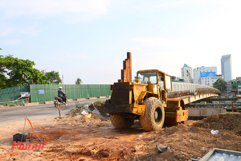 “Dự án cầu Vĩ Dạ đã qua hơn 4 năm chưa hoàn thành. Đây là đường chính của thành phố, cho nên người dân mong muốn làm thế nào UBND thành phố phải có biện pháp xử lý thật nghiêm để tiến độ thi công đẩy nhanh hơn”, ông Nguyễn Văn Tuệ, ở tổ 7 khu vực 5, phường Vĩ Dạ, thành phố Huế bức xúc khi tiến độ dự án kéo dài ảnh hưởng cuộc sống người dân.