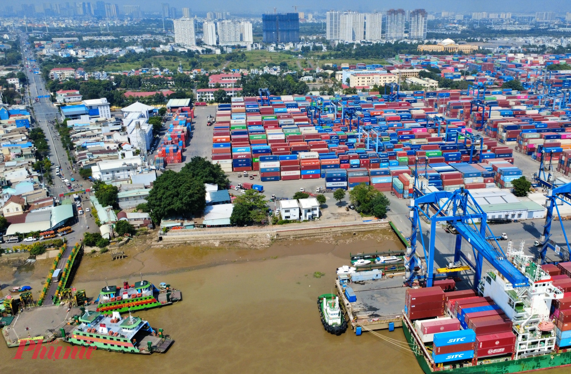 Hiện đường Nguyễn Thị Định là tuyến duy nhất kết nối trực tiếp với cảng Cát Lái - Ảnh: Nguyễn Văn 