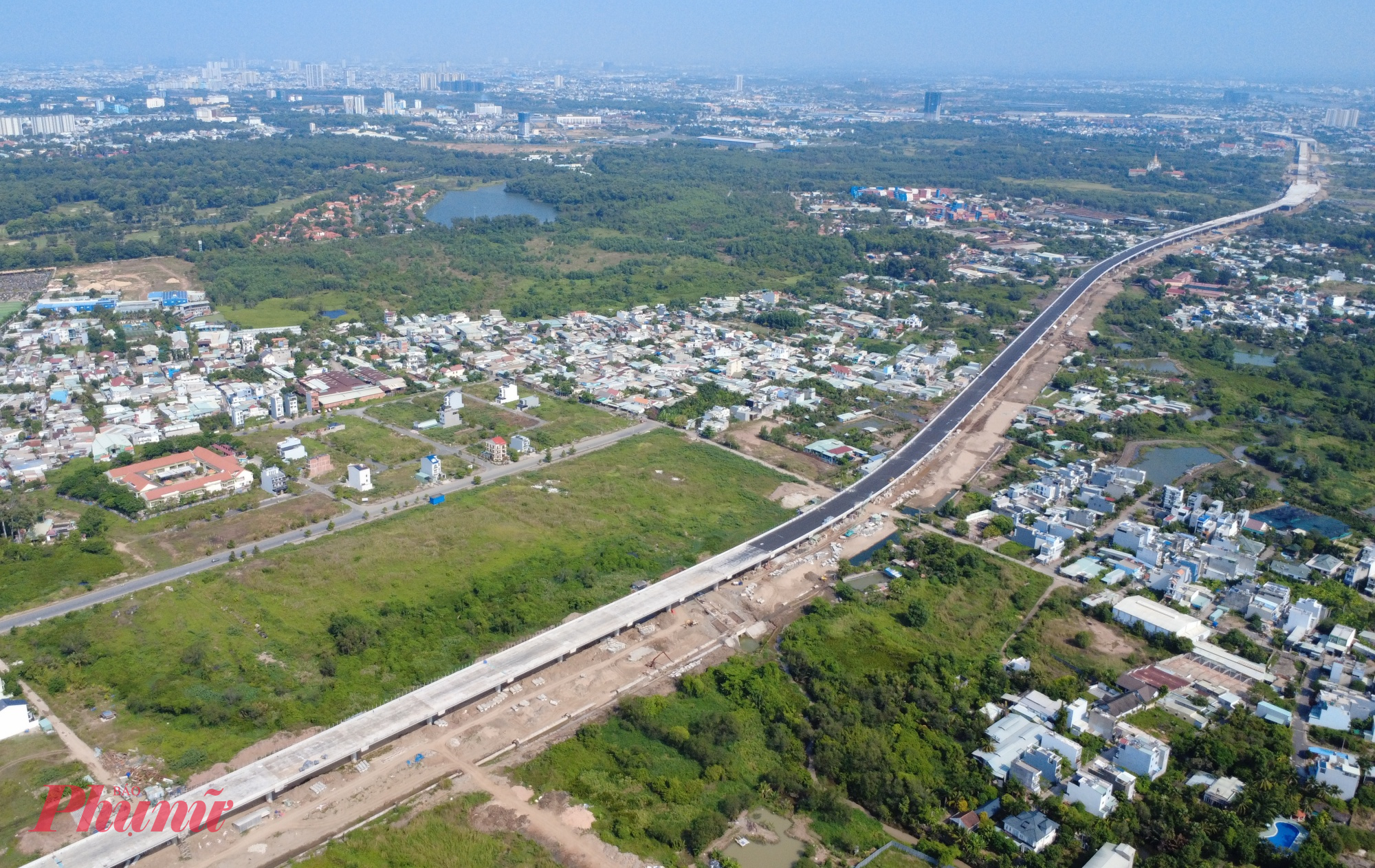 Trong khi đó, đoạn từ khu vực Vinhomes Grand Park đến nút giao Tân Vạn đang được khẩn trương hoàn thiện phần kết cấu để tiến tới thảm nhựa toàn tuyến.