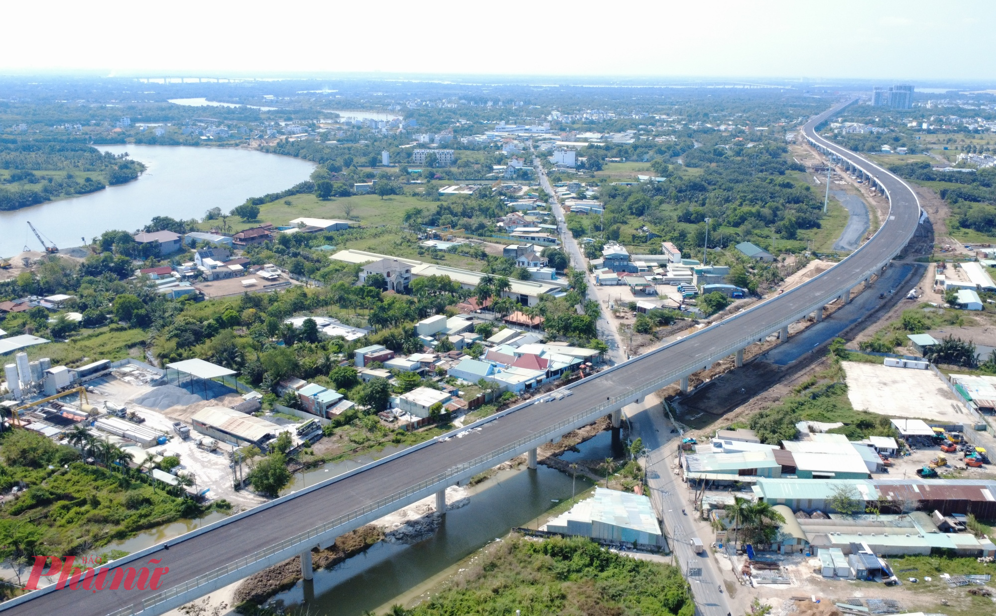 Trong khi đó, một số nhánh cầu và đoạn cầu cạn tại nút giao HLD (cao tốc TPHCM - Long Thành - Dầu Giây) sẽ được đẩy nhanh để hoàn thành vào các mốc 30/4 và 30/6/2026.