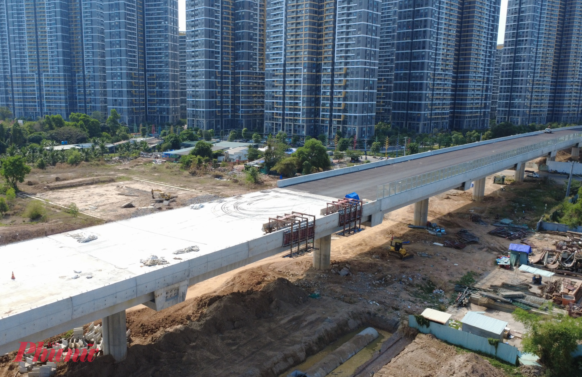 Nhiều mũi thi công được triển khai đồng loạt, tận dụng tối đa thời tiết thuận lợi để tăng tốc tiến độ.