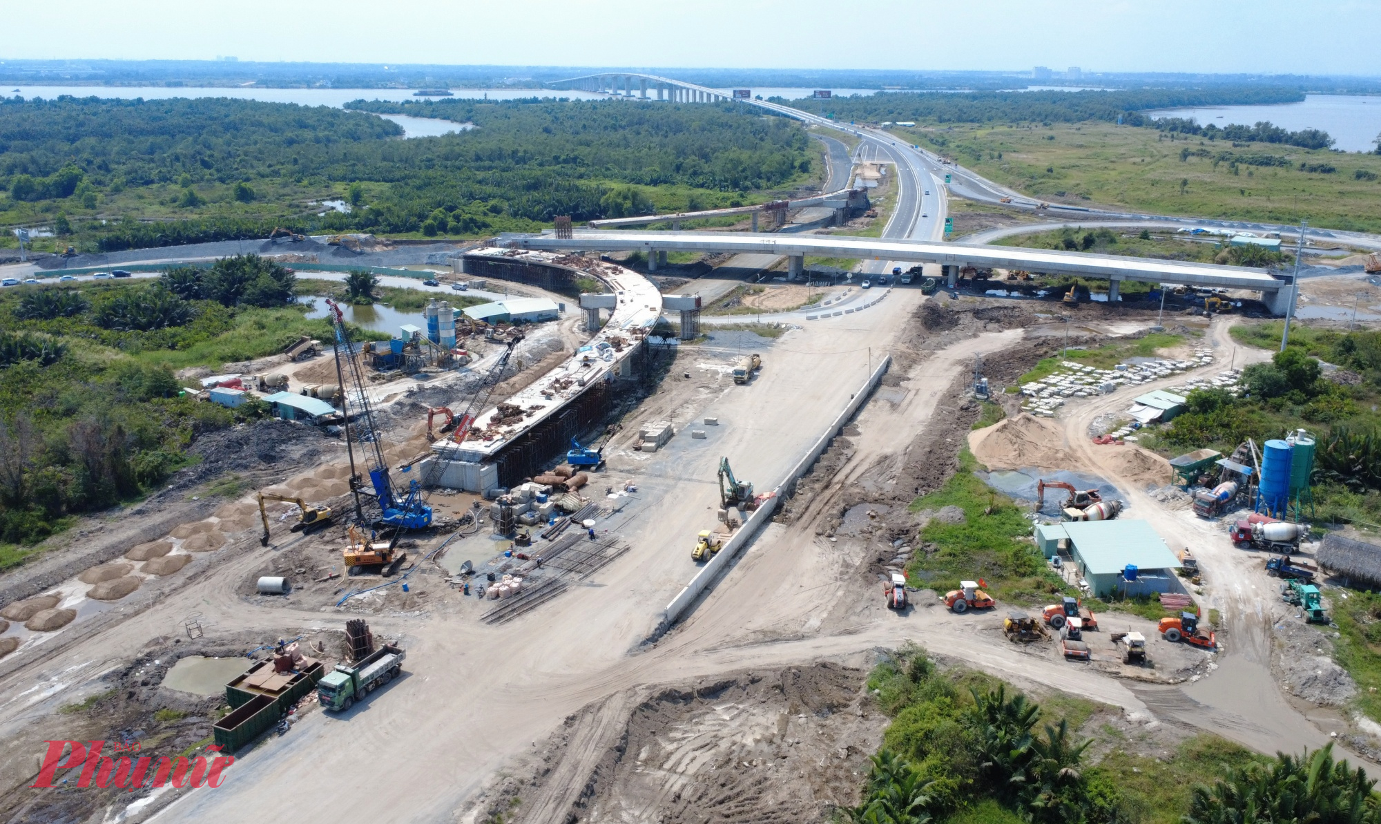 Vành đai 3 tại nút giao với cao tốc HLD cũng đang được đẩy nhanh tiến độ hoàn thiện đường kết nối.