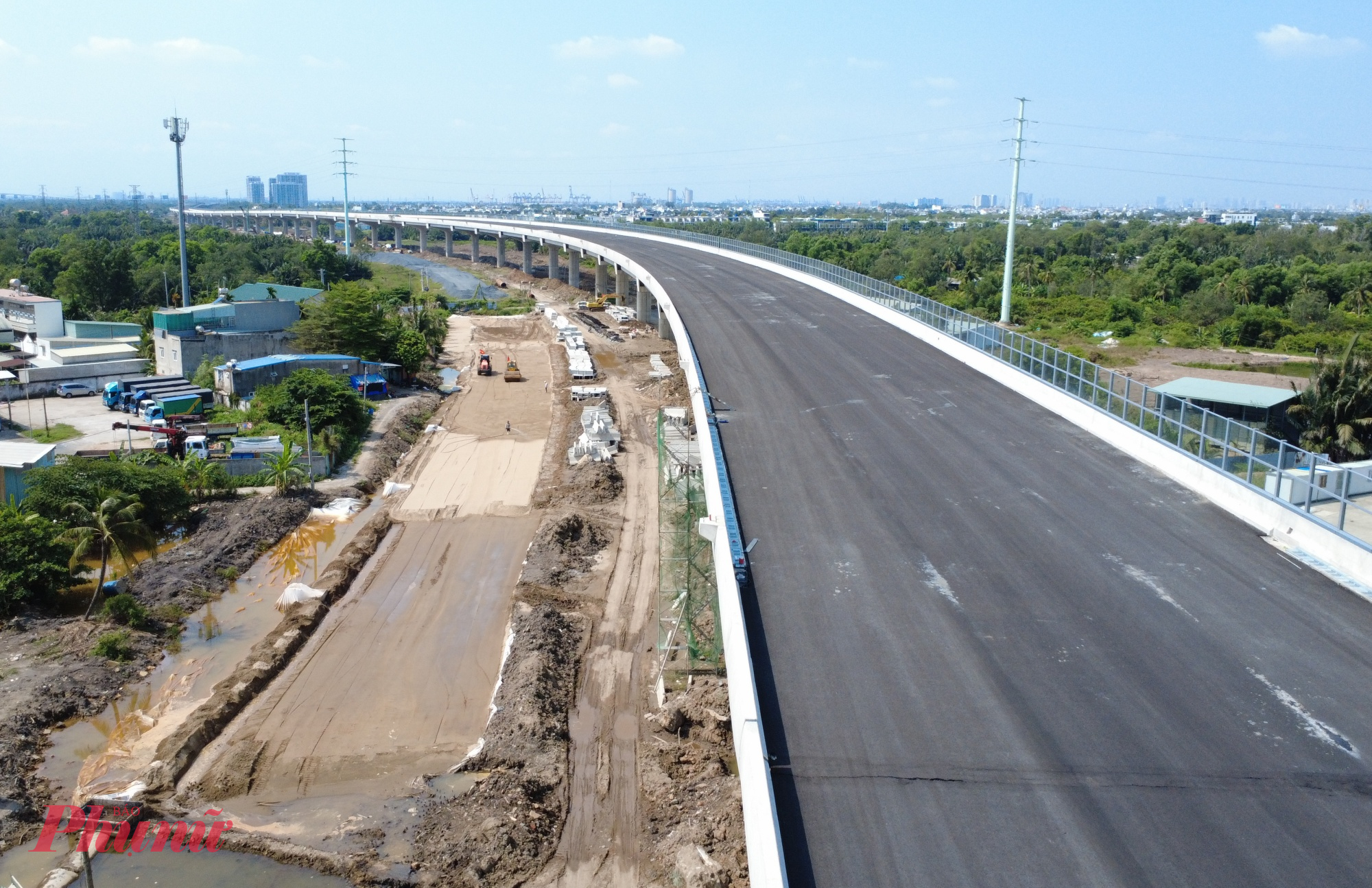 Riêng khu vực phía Đông, bao gồm đoạn qua TP Thủ Đức (trước đây) dài 14,7km, tiến độ đã vượt mốc 80%.