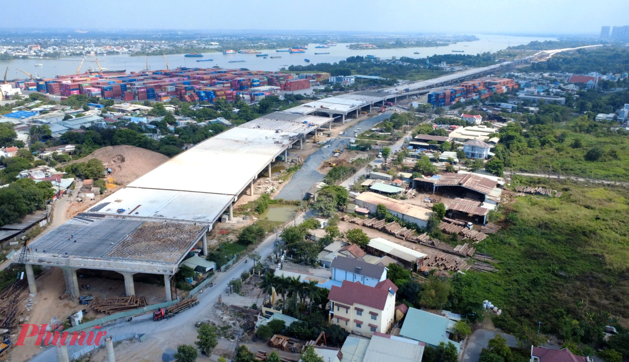 Đoạn tuyến dài 14,7km của đường Vành đai 3 đi qua TP Thủ Đức (trước đây) chủ yếu là cầu cạn từ nút giao Tân Vạn đến cao tốc TPHCM - Long Thành - Dầu Giây đang bước vào giai đoạn hoàn thiện, với sản lượng thi công đạt hơn 80% và nhiều hạng mục đã “lộ hình” rõ nét. 