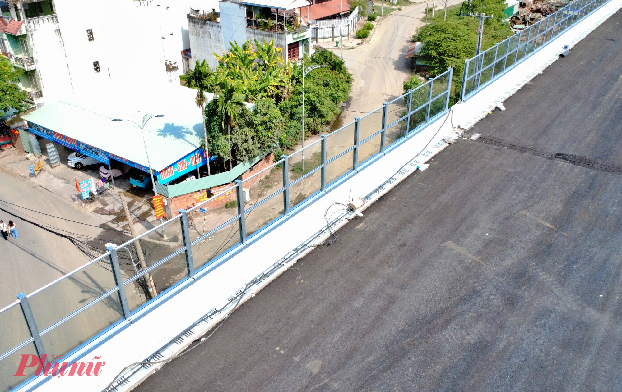 Bên cạnh đó, hệ thống thoát nước trên cầu cạn cũng đã hoàn thành song song với thảm nhựa.