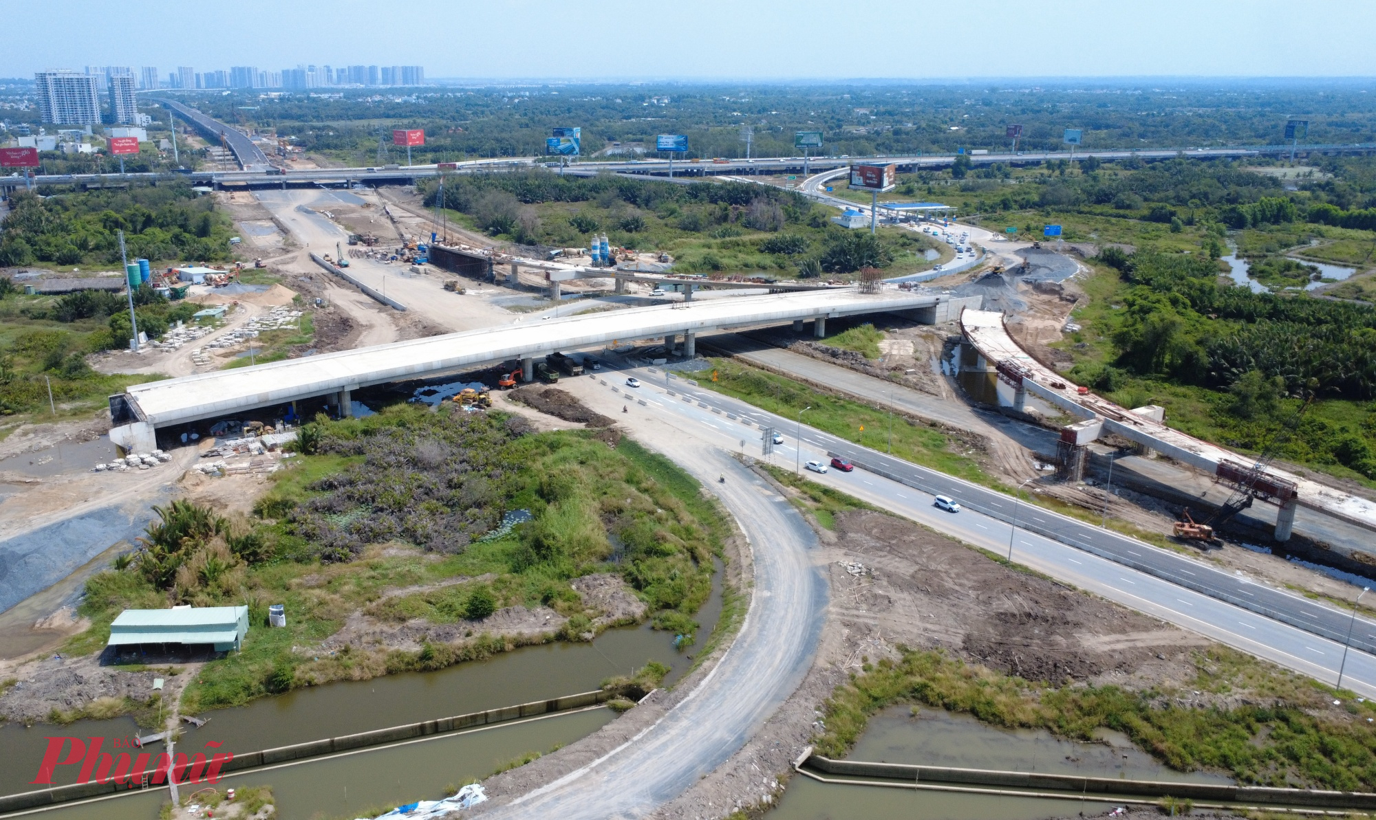 Chủ đầu tư cũng đang phối hợp chặt chẽ với các nhà thầu để kiểm soát chất lượng, đảm bảo tiến độ đi đôi với an toàn và kỹ thuật.