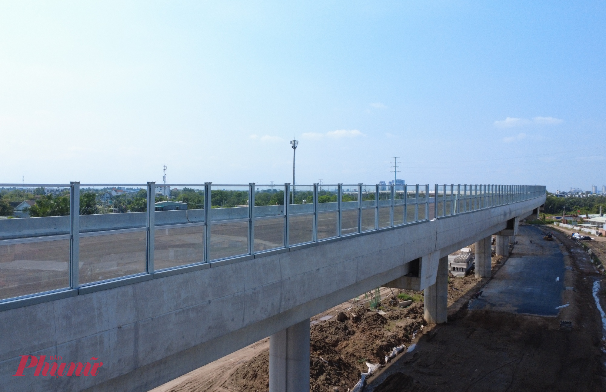 Các đơn vị thi công cũng đang lắp đặt hệ thống kính chống ồn nhằm giảm tác động đến khu dân cư.