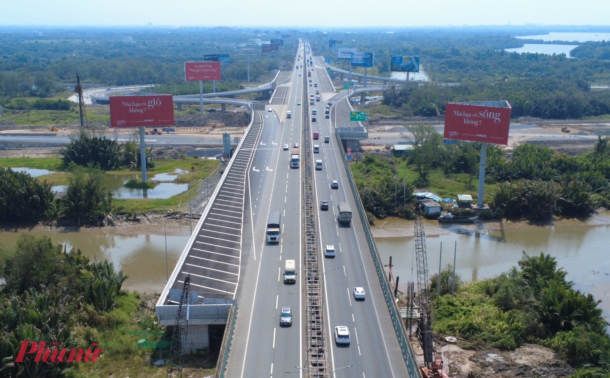 Cao tốc HLD cũng đang được thi công mở rộng song song 