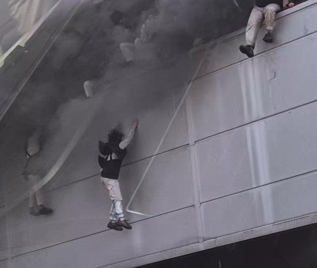 Khói đen bốc lên từ một nhà máy sản xuất phụ tùng ô tô ở Daejeon, hôm thứ Sáu, khi các nhân viên tuyệt vọng nhảy xuống để thoát khỏi đám cháy. Yonhap