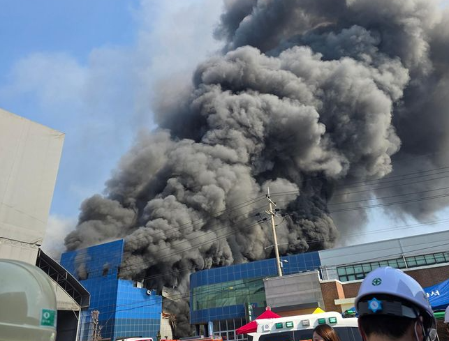 Khói đen bốc lên từ một nhà máy sản xuất phụ tùng ô tô ở Daejeon, hôm thứ Sáu, khi các nhân viên tuyệt vọng nhảy xuống để thoát khỏi đám cháy. Yonhap