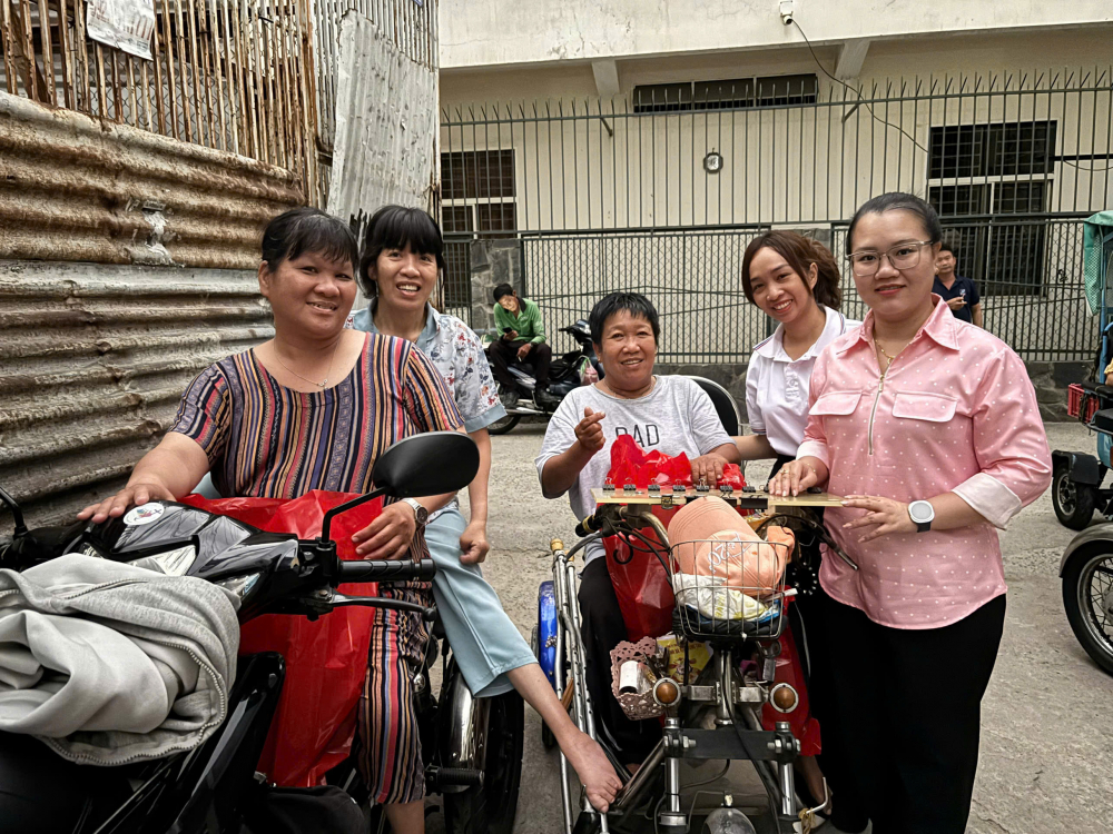 Hội LHPN phường Bình Thạnh đã đến thăm hỏi và trao quà cho 19 thành viên Câu lạc bộ “Vầng trăng khuyết” 