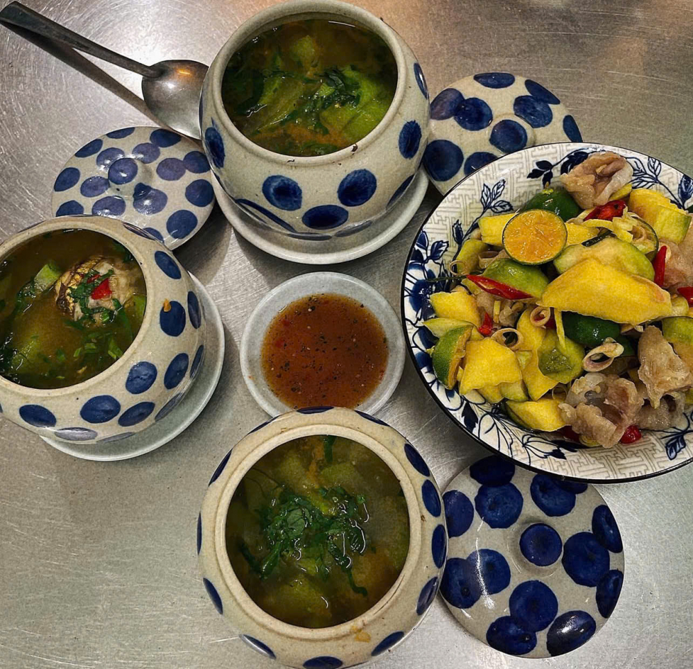  ở Huế còn có một món đặc sản khiến nhiều người ăn rồi nhớ mãi, đó là vịt lộn um bầu. Món ăn là sự kết hợp độc đáo giữa trứng vịt lộn vốn là món bình dân quen thuộc khắp ba miền với bầu non xanh mát, tạo nên một trải nghiệm ẩm thực trọn vẹn cả vị giác lẫn thị giác. Không chỉ ngon miệng, vịt lộn um bầu còn mang đậm dấu ấn Huế qua cách chế biến cầu kỳ và tinh tế