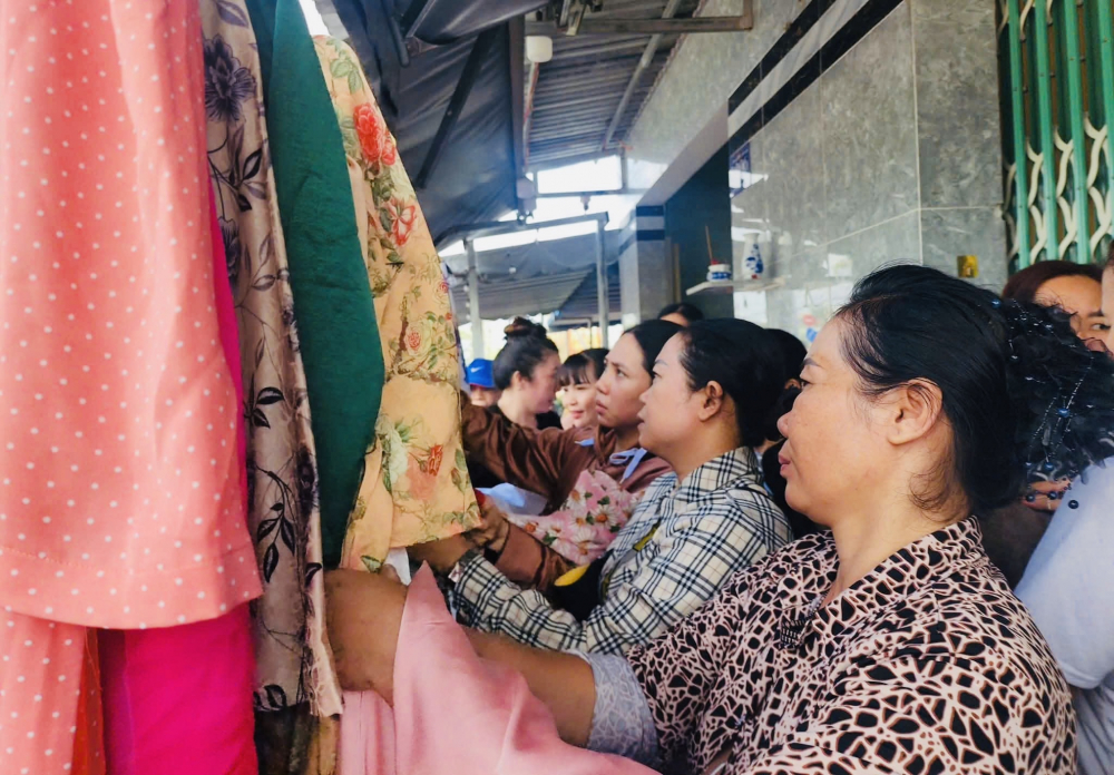 Hội viên phụ nữ phấn khởi lựa chọn cho mình bộ áo dài