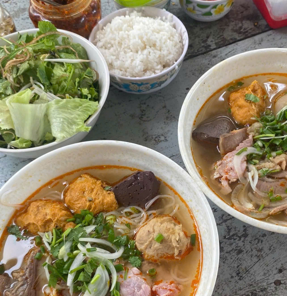 Buổi sáng tại Huế sẽ không trọn vẹn nếu thiếu đi món bún bò, nằm tại 164, đường Trịnh Công Sơn, phường Gia Hội, bún bò O Liễu từ lâu đã là quán ăn rất được lòng thực khách địa phương lẫn khách du lịch. Giữa hàng trăm hàng quán khắp thành phố, quán mệ Kéo mở cửa gần 70 năm thu hút cả người địa phương lẫn du khách. Quán được đánh giá chuẩn vị Huế với nước dùng thơm mùi sả và ruốc được nêm theo công thức riêng. Phần màu ớt vừa tạo vị cay, vừa làm tô bún thêm nhiều màu sắc khi kết hợp với hành lá. Một tô bún bò đầy đủ gồm chả cua, thịt bò, giò heo và huyết, giá 50.000 đồng. 