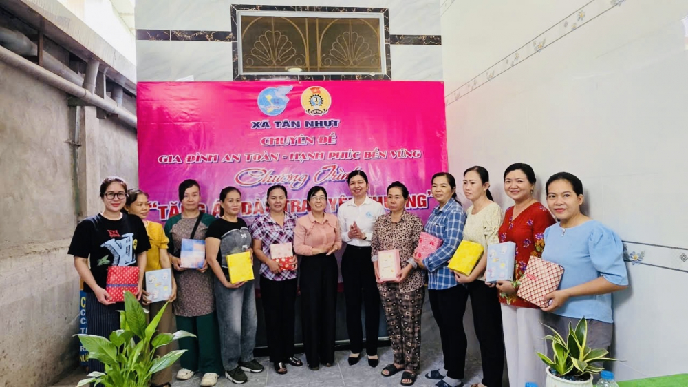 Ban tổ chức trao tặng 30 bộ vải áo dài cho các hội viên phụ nữ và nữ công nhân có hoàn cảnh khó khăn trên địa bàn xã