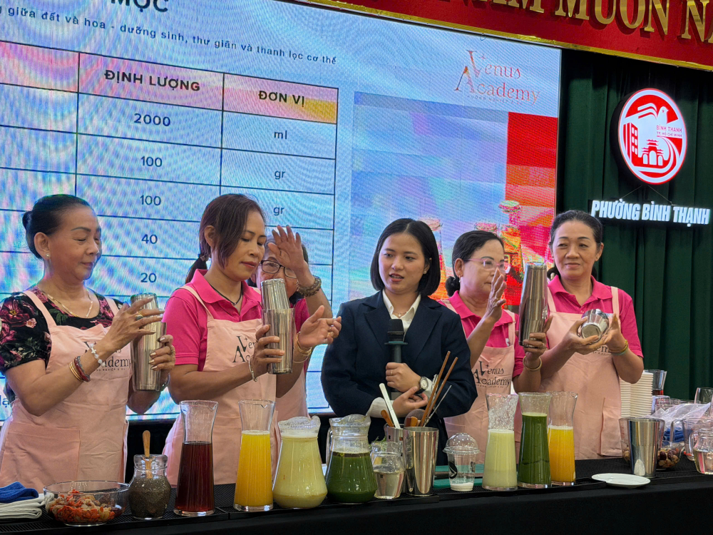 Hội LHPN phường Bình Thạnh phối hợp cùng Công đoàn phường và Công ty Hướng nghiệp Á Châu tổ chức lớp hướng dẫn pha chế các loại thức uống bổ dưỡng