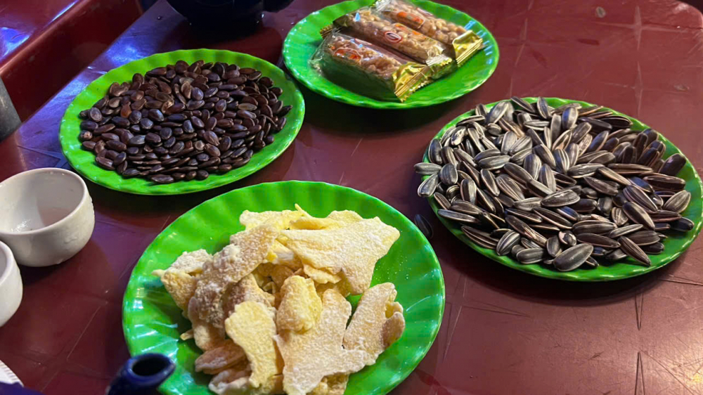 Để kết lại hành trình khám phá ẩm thực tại cố đô Huế, bạn nên dành thử một buổi tối tại Ga Huế, ngồi nhâm nhi ly trà, ăn bánh, hạt hướng dương và ngắm nhìn nhịp sống chậm rãi nơi đây.