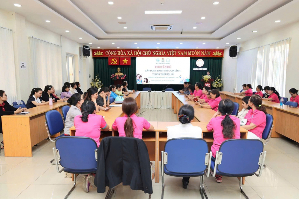 Hội viên phụ nữ, công đoàn viên tham dự chuyên đề đề “Xây dựng hạnh phúc gia đình trong thời đại số” - Ảnh: CH