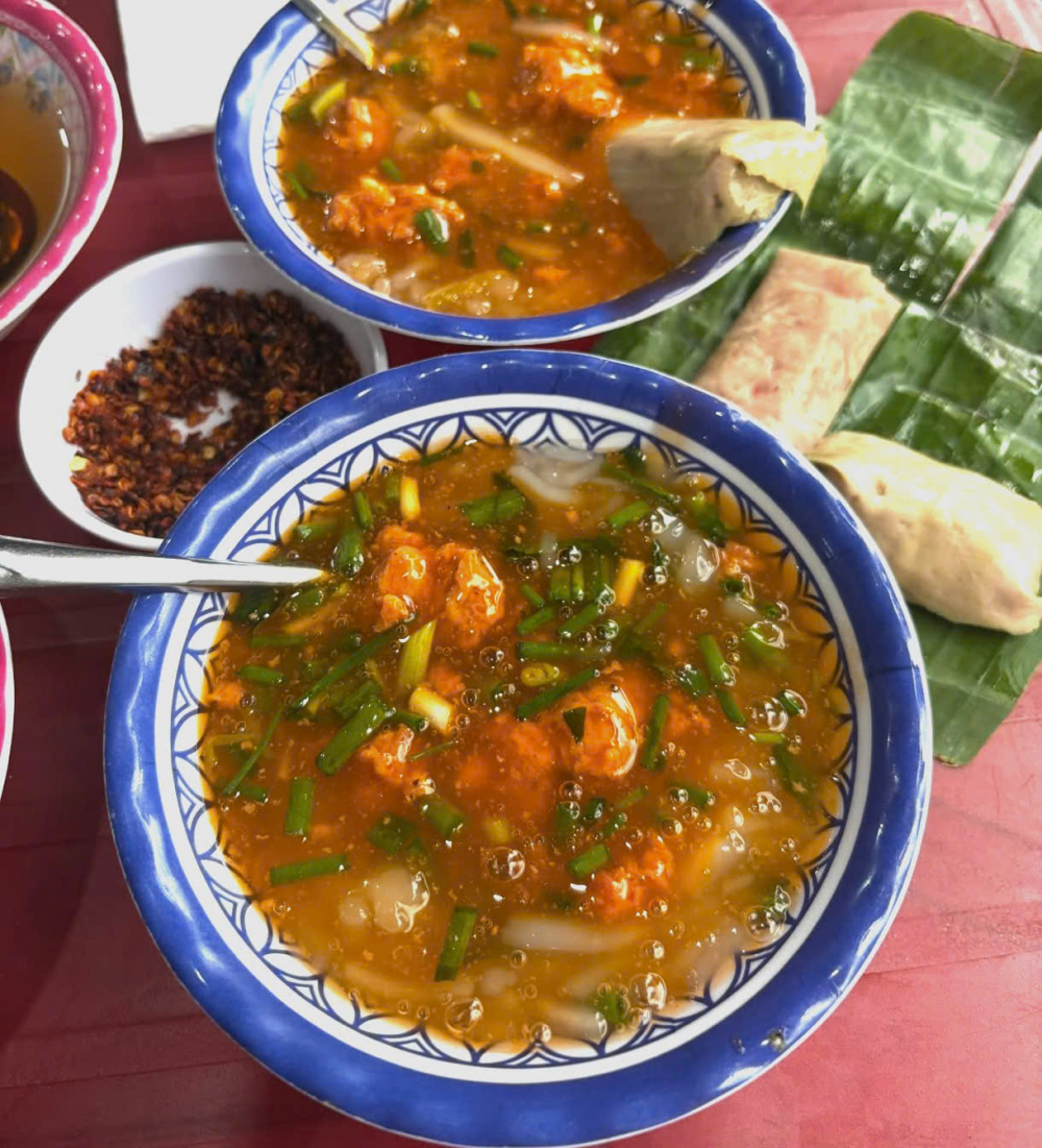 Trong những mưa phùn tại Huế, một tô bánh canh Nam Phổ nóng hổi tại 16 Phạm Hồng Thái là một lựa chọn lý tưởng để làm ấm người. Bánh canh Nam Phổ là một món ăn độc đáo ở cố đô Huế nhưng cũng kén người ăn. Không giống như những món bánh canh truyền thống khác, bánh canh Nam Phổ có độ sệt đặc trưng, sợi bánh được làm từ bột gạo và bột lọc theo tỷ lệ vàng, tạo nên độ dai mềm vừa phải, không quá cứng cũng không quá bở.  Linh hồn của món ăn chính là phần nước dùng, được chế biến cầu kỳ từ tôm tươi giã nhuyễn và thịt ba chỉ thái hạt lựu. Thêm chút gia vị đặc trưng, tất cả tạo nên màu cam hồng quyến rũ cùng vị ngọt thanh tự nhiên của hải sản.