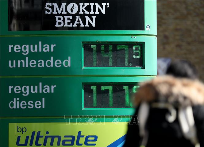 Giá xăng dầu được niêm yết tại trạm xăng ở London, Anh, ngày 18/3/2026. Ảnh: THX/TTXVN