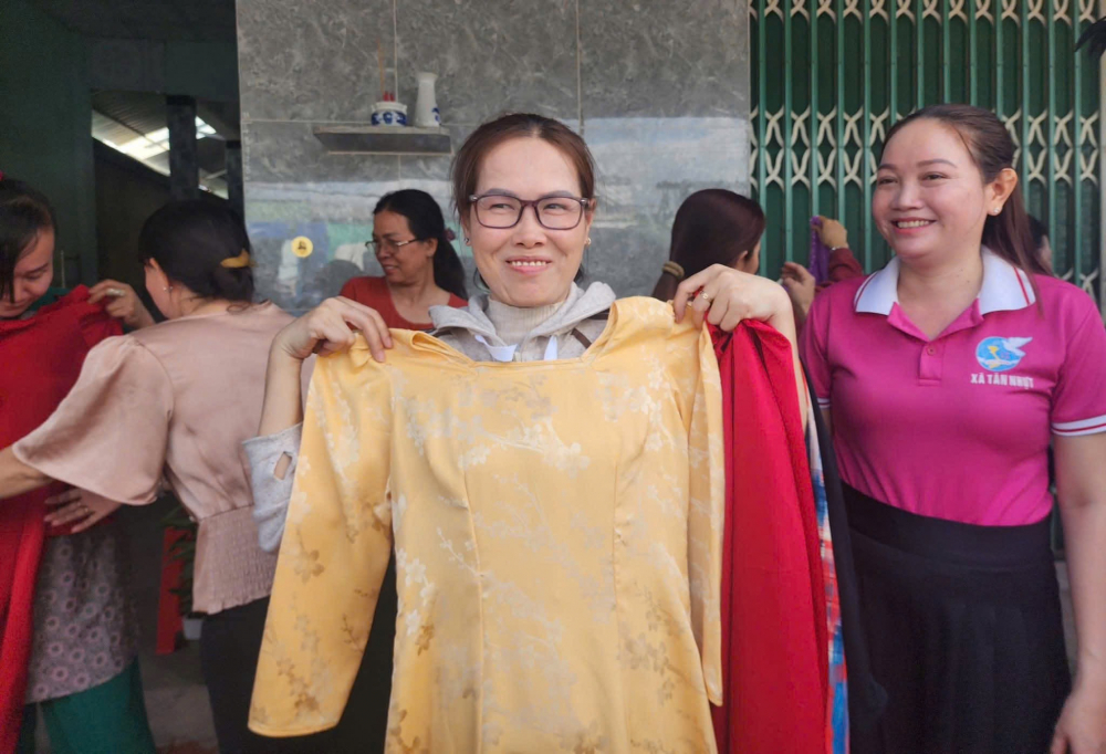 Nhiều chị em không giấu được niềm vui khi được tự tay chọn cho mình bộ áo dài ưng ý.