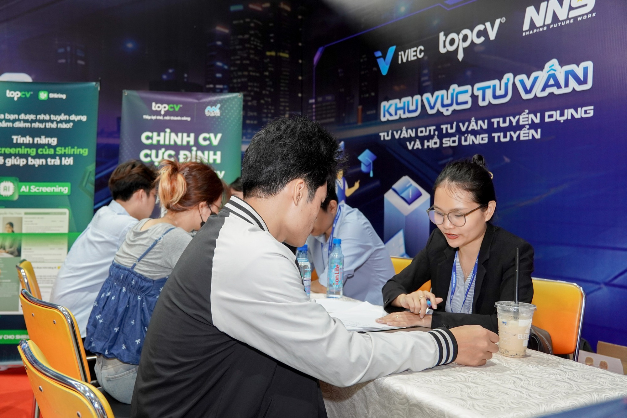 Sinh viên tham dự ngày hội việc làm FPT năm 2025 - Ảnh: Facebook nhà trường