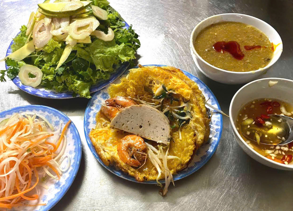 Một món ăn đậm chất Huế mà bạn nên thử chính là bánh khoái tại quán Như Ý (100 Nguyễn Sinh Cung, phường Vỹ Dạ). Bánh khoái giống như bánh xèo trong nhưng nhỏ hơn, ăn kèm với loại nước chấm sệt có hương vị đậm đà. Bánh khoái ngon bởi cái giòn tan của vỏ bánh, vị đậm đà của tôm và giá đỗ bên trong. Bánh được cuốn cùng với rau củ qủa để món ăn thanh mát và càng hấp dẫn hơn khi được chấm với 