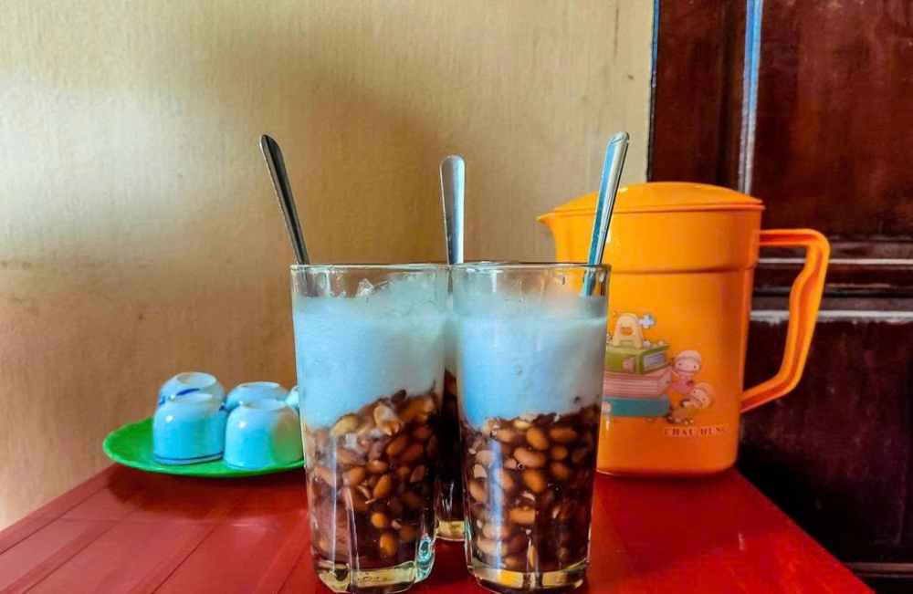 Đã đến Huế thì phải thử chè ông Lạc, Chè Ông Lạc nằm giữa ngã ba đường Thanh Tịnh, mang đến một không gian tĩnh lặng đúng như tên gọi. Ấn tượng đầu tiên khi bước vào quán là sự sạch sẽ, thoáng đãng. Thực đơn của quán tuy đơn giản nhưng chất lượng, nổi bật với hai món chính là chè đậu và chè trái cây.  Món chè đậu tại đây thực sự là điều không nên bỏ qua khi đến Huế. Chè có vị ngọt thanh tao hòa quyện cùng hạt đậu mềm mịn nhưng vẫn giữ được độ bùi. Sự kết hợp tinh tế giữa đậu nành béo ngậy, đậu đỏ nguyên hạt, đậu phộng rang giòn tan, dừa khô thơm lừng và nước cốt dừa sánh mịn đã tạo nên một hương vị ngọt thơm rất riêng biệt. 