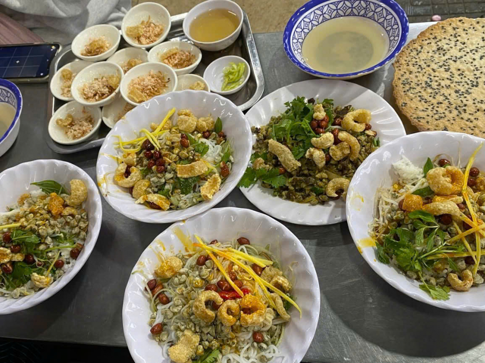 Cơm hến Hoa Đông là một trong những quán cơm hến ngon ở Huế có tuổi đời hơn 30 năm. Quán là địa điểm ruột của nhiều khách du lịch xa gần tìm đến để thưởng thức món cơm hến ngon trứ danh, chuẩn vị Huế. Phần cơm thì được nấu chín, sau đó để nguội nhưng vẫn giữ được độ mềm, dẻo và vị ngọt đặc trưng khi thưởng thức. Một phần cơm hến hoàn chỉnh sẽ gồm hến xào đậm đà, mặn mà, phần cơm mềm dẻo và nước ăn kèm ngọt thanh, có vị hơi cay nồng. Ấn tượng nhất có thể kể đến chính là phần nước dùng trong veo nấu, hấp dẫn nhờ vị ngọt thanh đặc trưng hoàn toàn từ hến luộc, không bỏ thêm bất cứ một loại gia vị nào cả nên khi thưởng thức bạn sẽ phải xuýt xoa vì hương vị của nó.