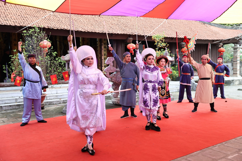 Trích đoạn Tiếng trống Mê Linh được đoàn nghệ thuật Cải lương Vàm Cỏ biểu diễn trong chuyến lưu diễn miền Bắc vừa qua - Ảnh: NVCC