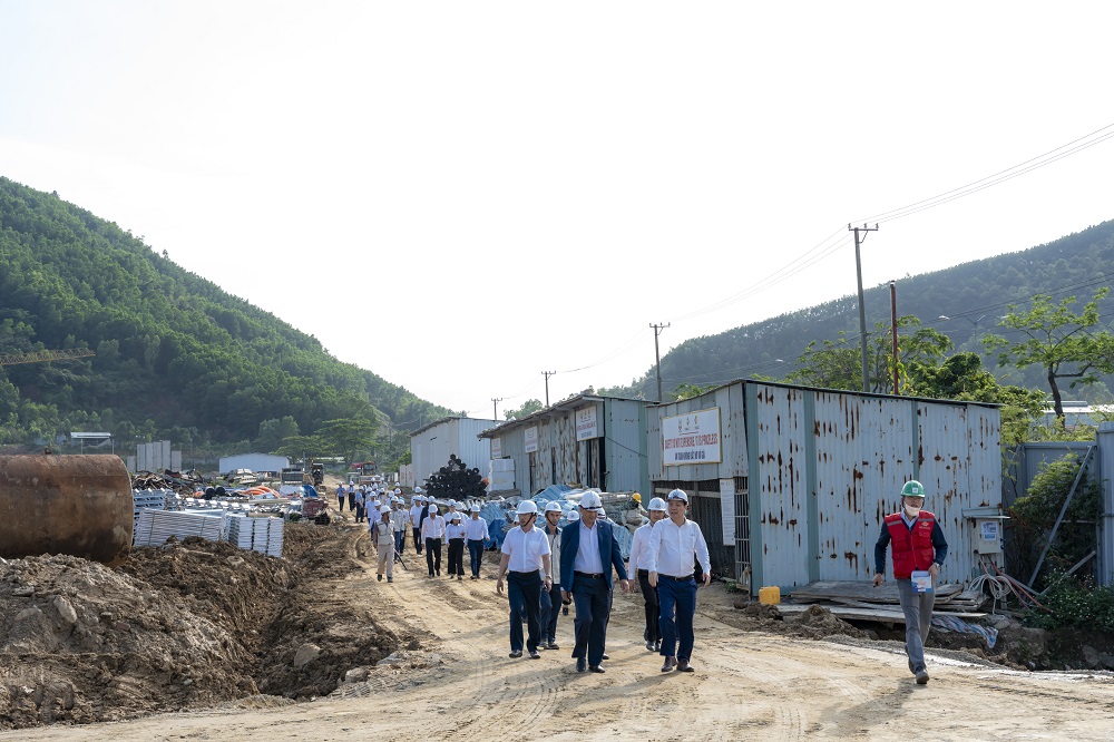 Đoàn công tác của Agribank do Tổng giám đốc Phạm Toàn Vượng dẫn đầu thăm quan, khảo sát thực tế tại công trường dự án - Ảnh: Agribank