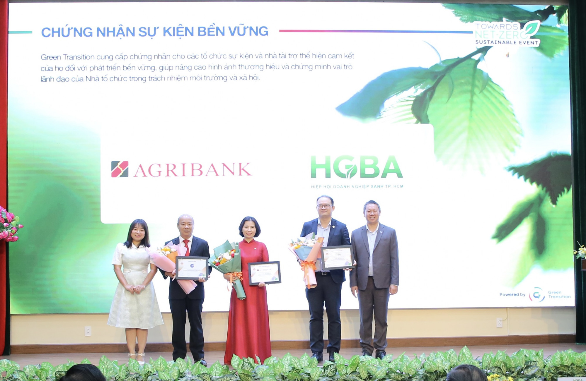 Đại diện Ban chỉ đạo ESG Agribank và Ban tổ chức Hội thảo nhận chứng nhận Sự kiện bền vững từ Green Transition - Ảnh: Agribank