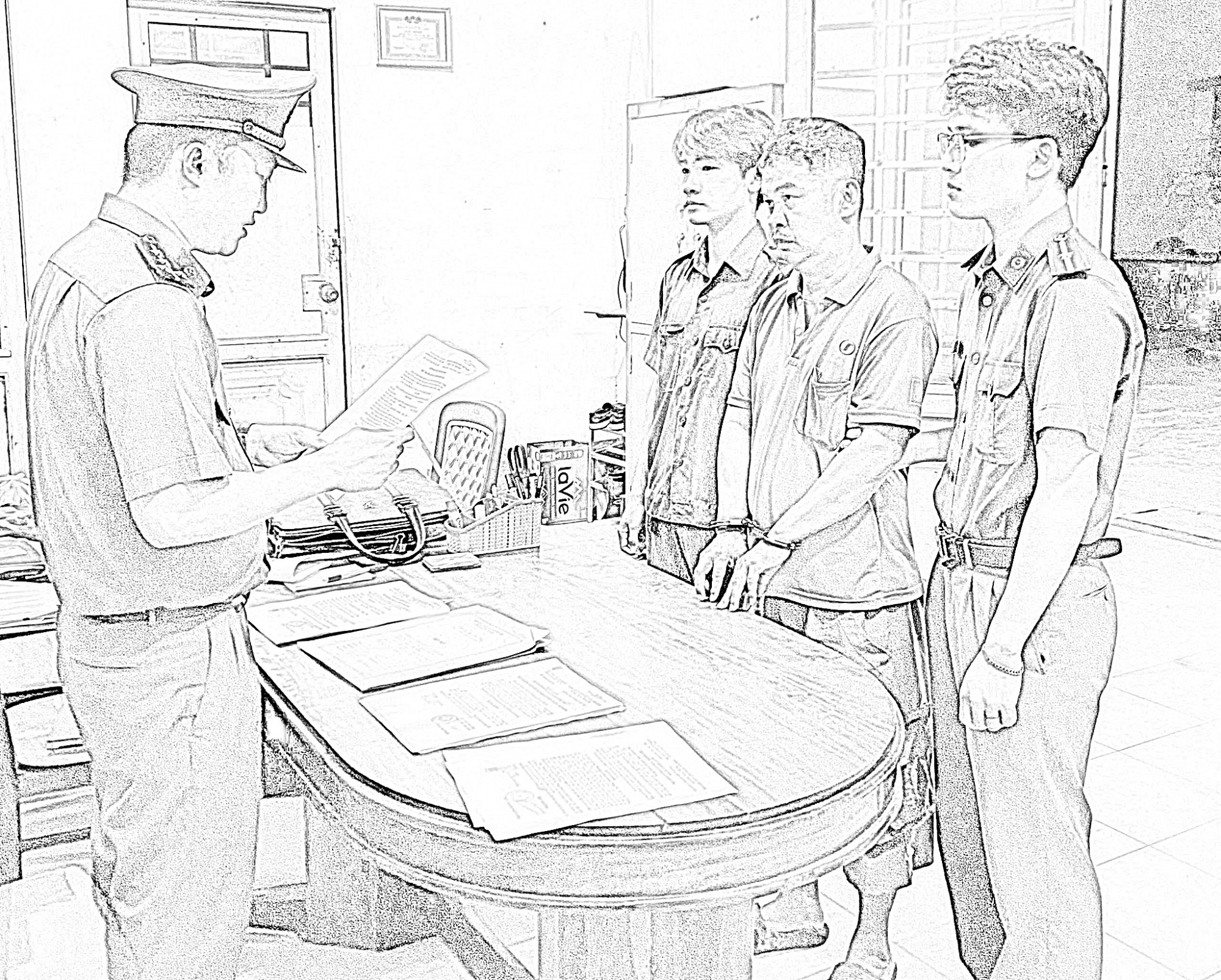 Công an đọc lệnh bắt đối tượng Chau Chanh - Ảnh CACC