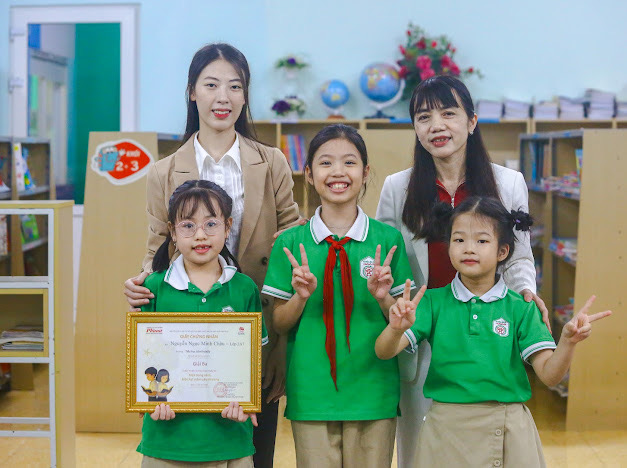 Giáo viên thư viện Nguyễn Thị Huyền (trái), Tràn Thị Bích Lan và 3 học sinh đạt giải cuộc thi Kể chuyện sách thiếu nhi lần 1- 2025 (đợt 3). Ảnh: Phan Ngọc