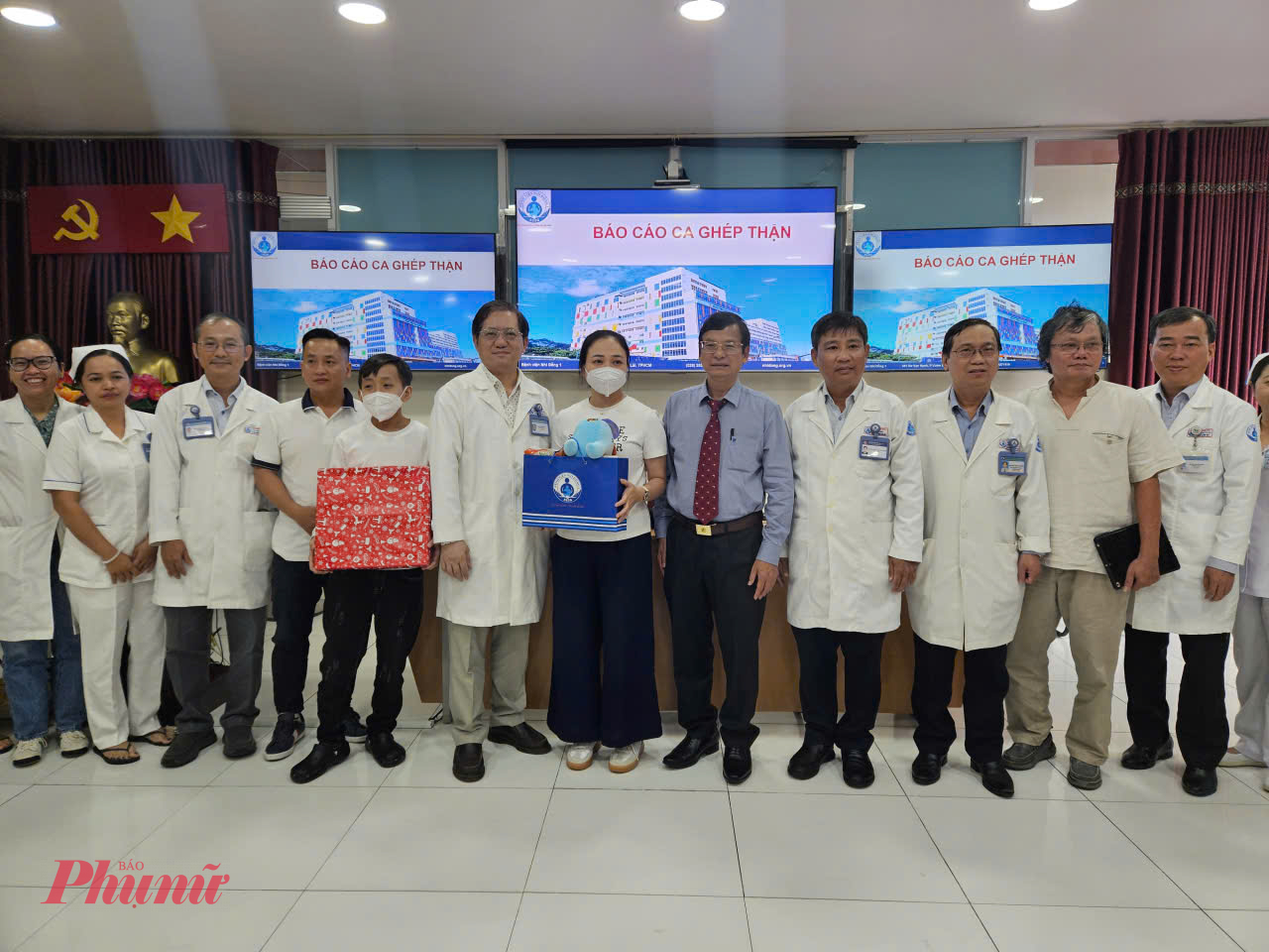 Các bác sĩ tặng quà chúc mừng bé P. và gia đình, ảnh Phạm An