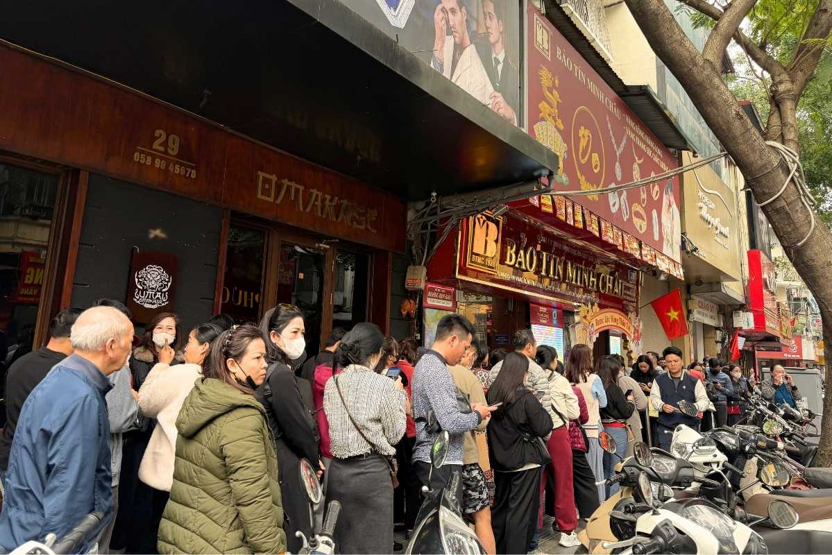 Giá vàng bạc giảm mạnh, bữa cơm gia đình chan nước mắt Ở các cửa hàng, đại lý bán vàng, bạc lại đông đúc, nhộn nhịp hơn bao giờ hết (Ảnh minh họa: Internet)