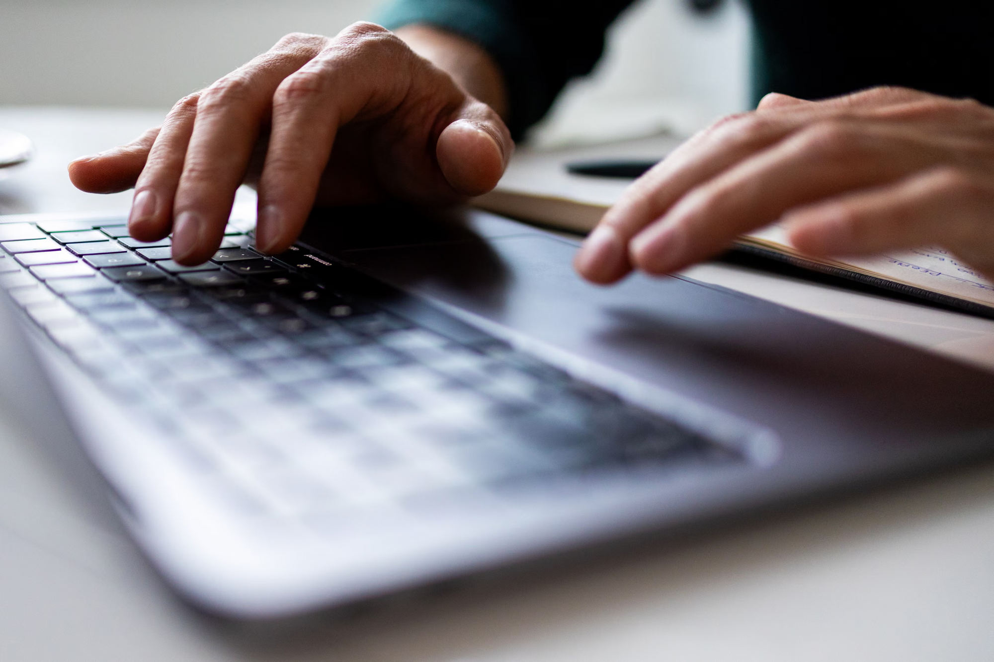 Con người ngày càng phụ thuộc vào AI, dù AI vẫn có khiếm khuyết riêng — Ảnh: Getty Images