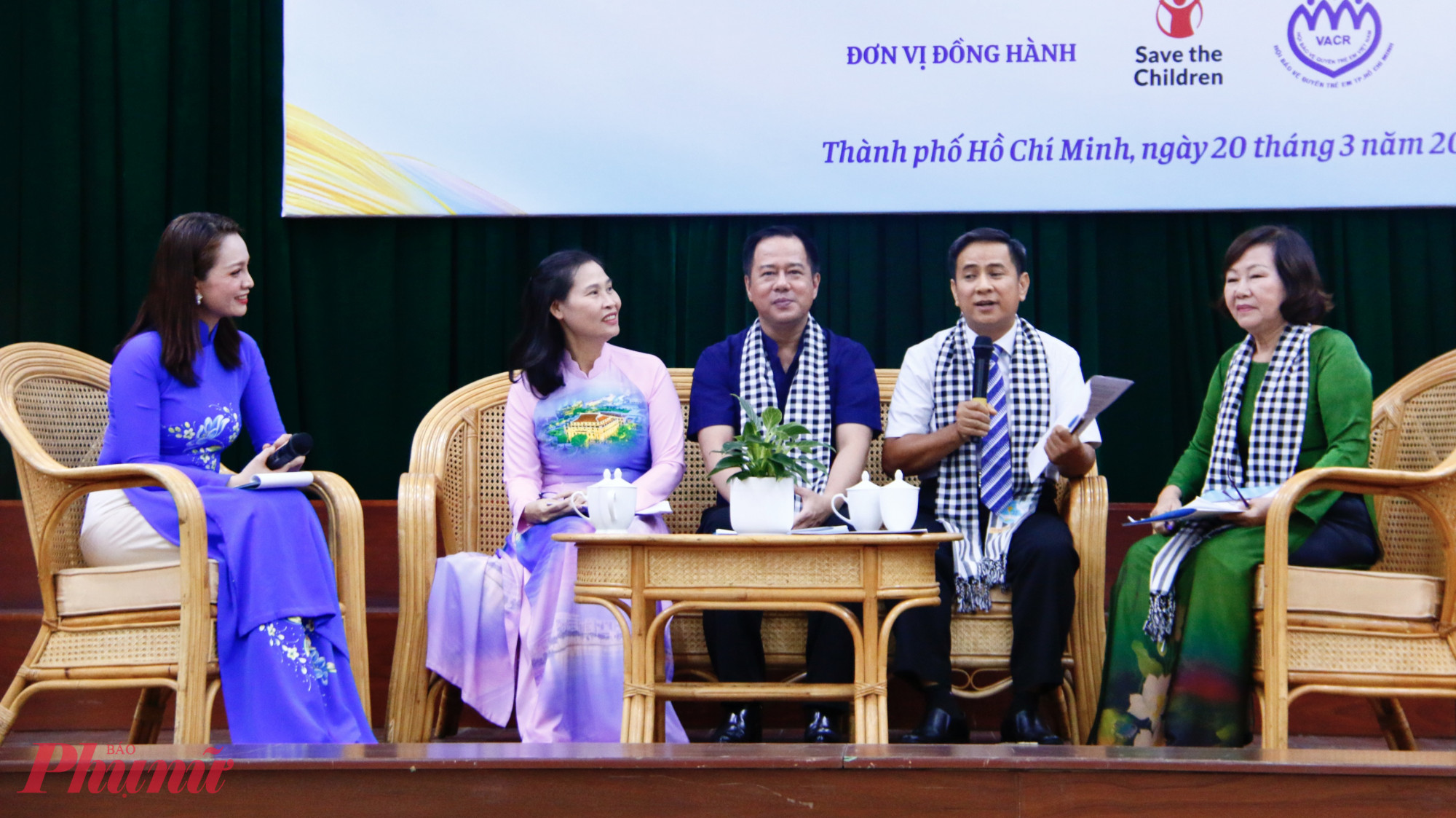 Tham dự chia sẻ tại buổi toạ đàm có bà Lê Thị Kim Thu - Phó chủ tịch Hội LHPN TPHCM; GS.TS Huỳnh Văn Sơn - Hiệu trưởng Trường Đại học Sư phạm TPHCM; ông Nguyễn Hiệp Trí - Giám đốc Công ty TNHH Doanh nghiệp xã hội Sài Gòn ERA, bà Tô Thị Kim Hoa - Phó chủ tịch Hội Bảo vệ quyền trẻ em TPHCM.