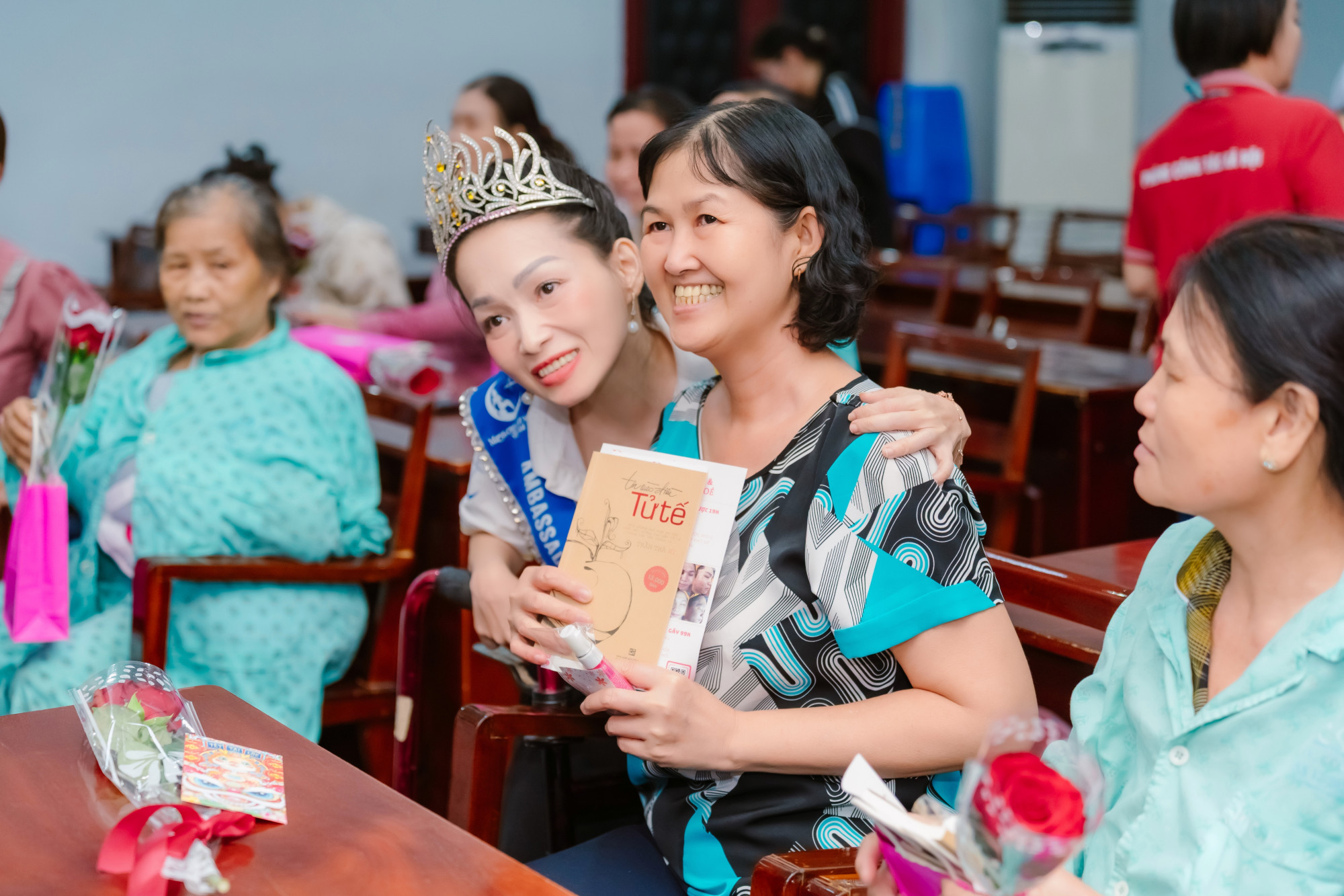 Đại sứ Cuộc thi Hoa hậu Trăng khuyết Việt Nam 2025 Trần Trà My tặng sách cho bệnh nhân - Ảnh: Cát Quân