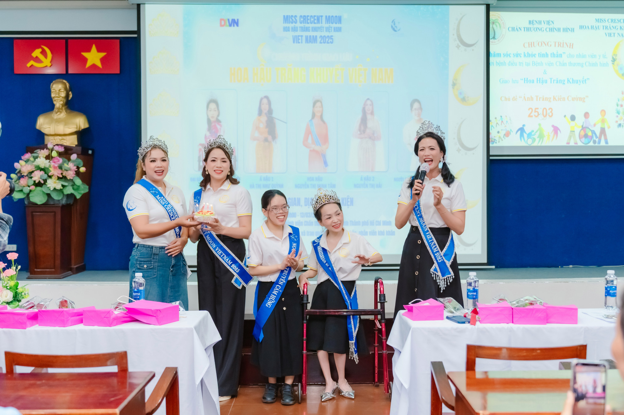 Dàn hoa, á hậu cuộc thi giao lưu cùng các bệnh nhân - Ảnh: Cát Quân