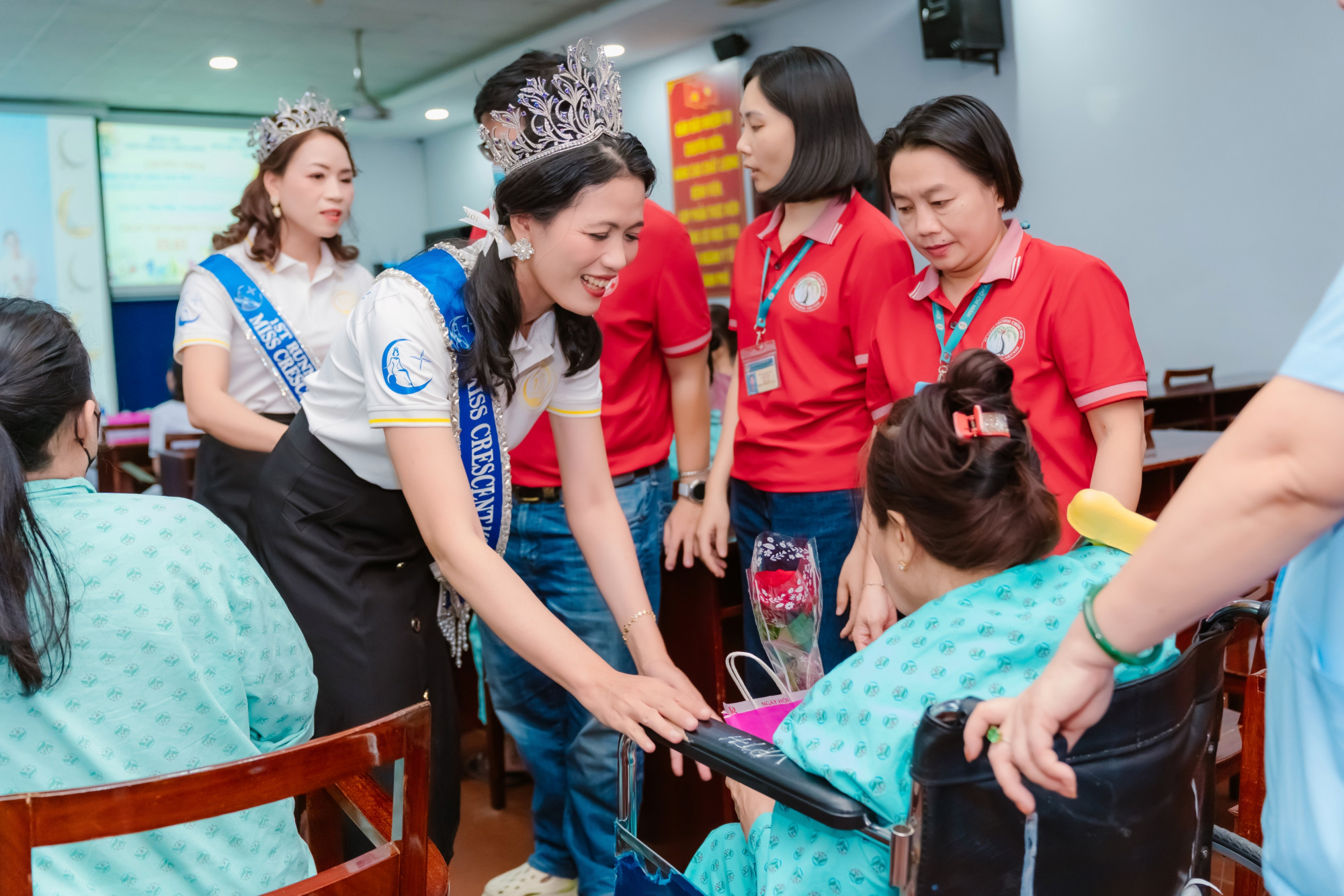 Hoa hậu Minh Tâm thăm hỏi, tặng quà cho người bệnh - Ảnh: Cát Quân