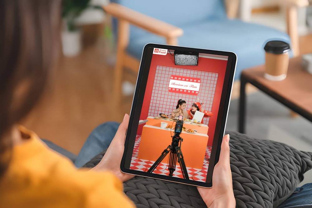 Lướt chuỗi video review món ăn, lưu sẵn mã giảm giá đã trở thành bí kíp quen thuộc của dân văn phòng mỗi giờ trưa