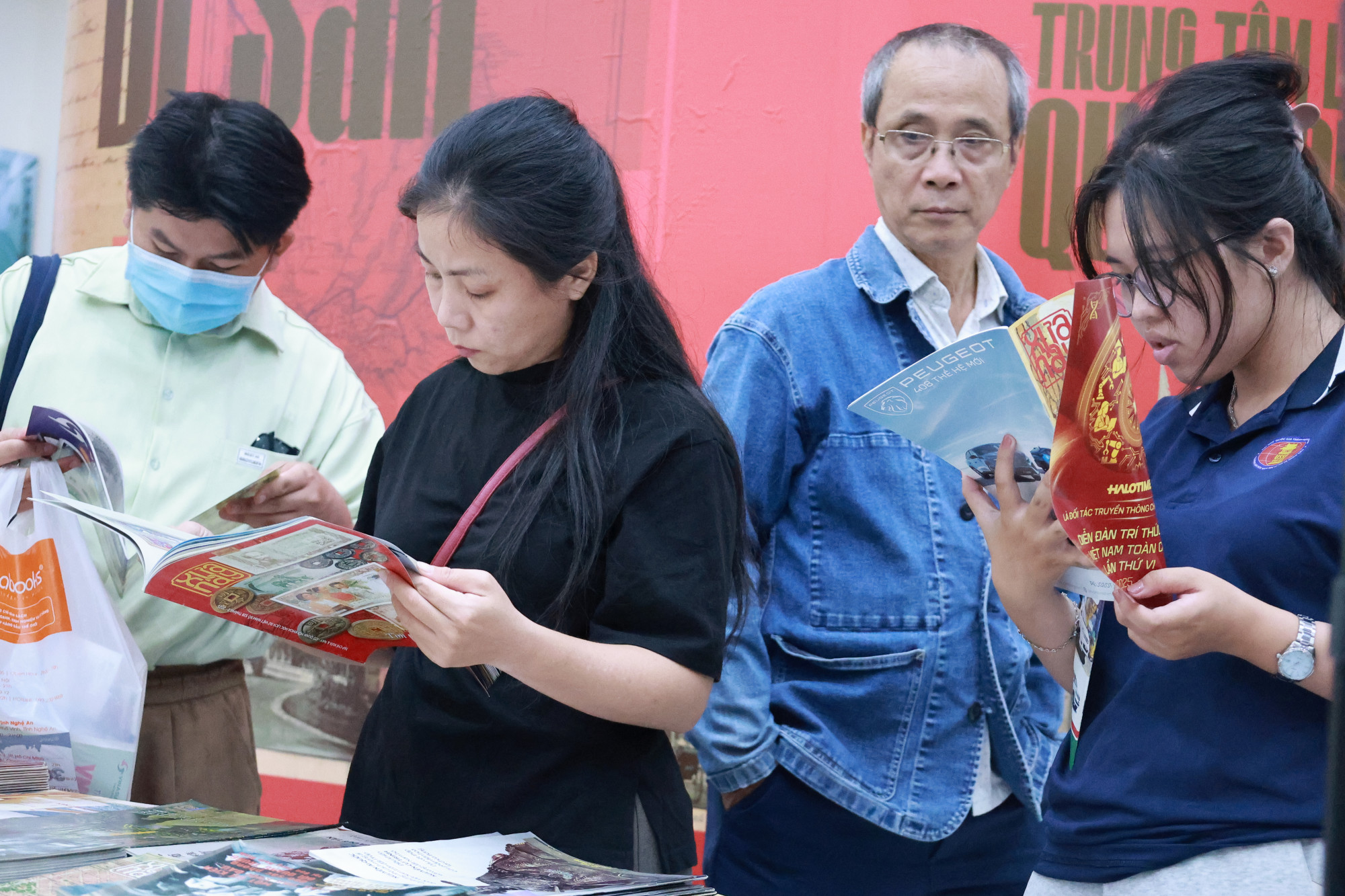 Người đọc cần tìm hiểu và đối chiếu nguồn tư liệu xác thực