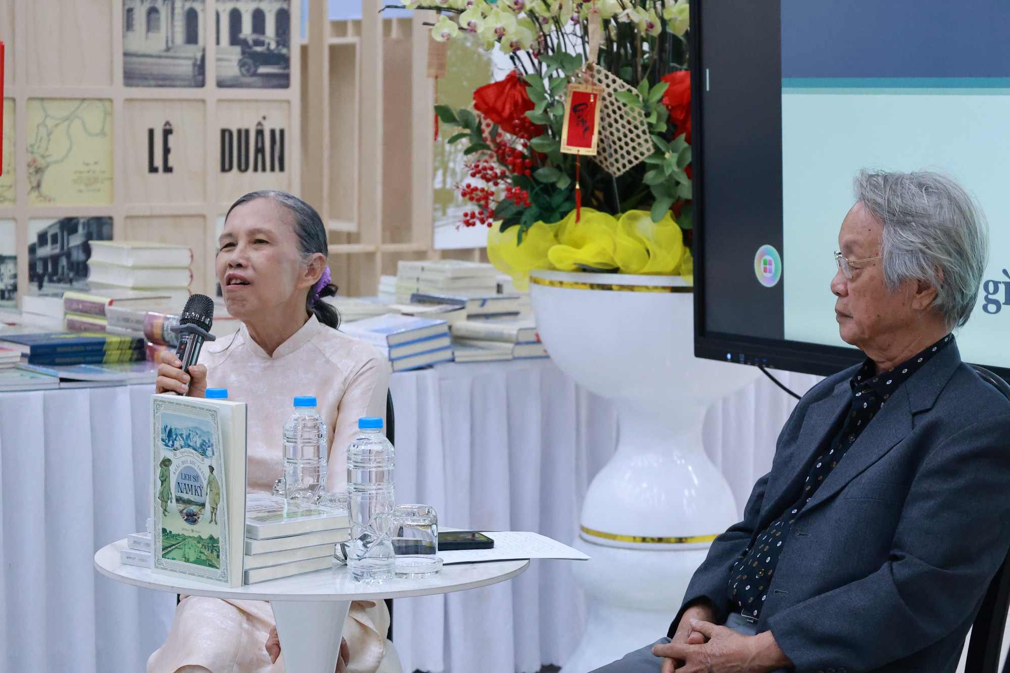 TS. Bùi Trân Phượng và NCC Trần Viết Ngạc tại buổi toạ đàm 